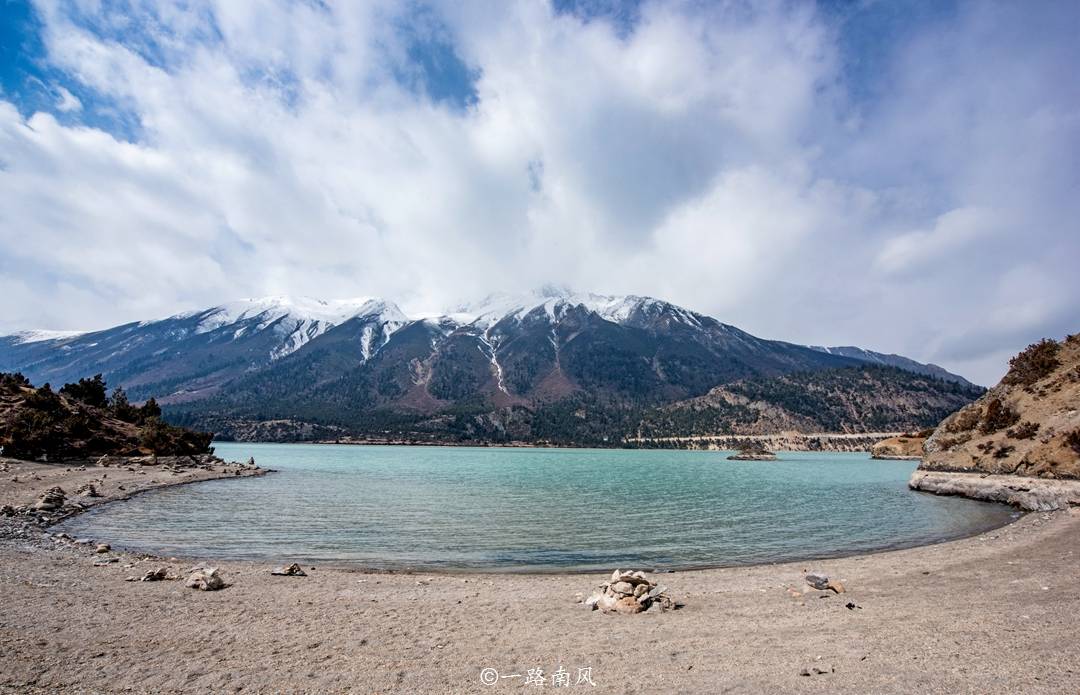 西藏第三大城市昌都市，面积比三个海南省还要大，这个湖美似屏保