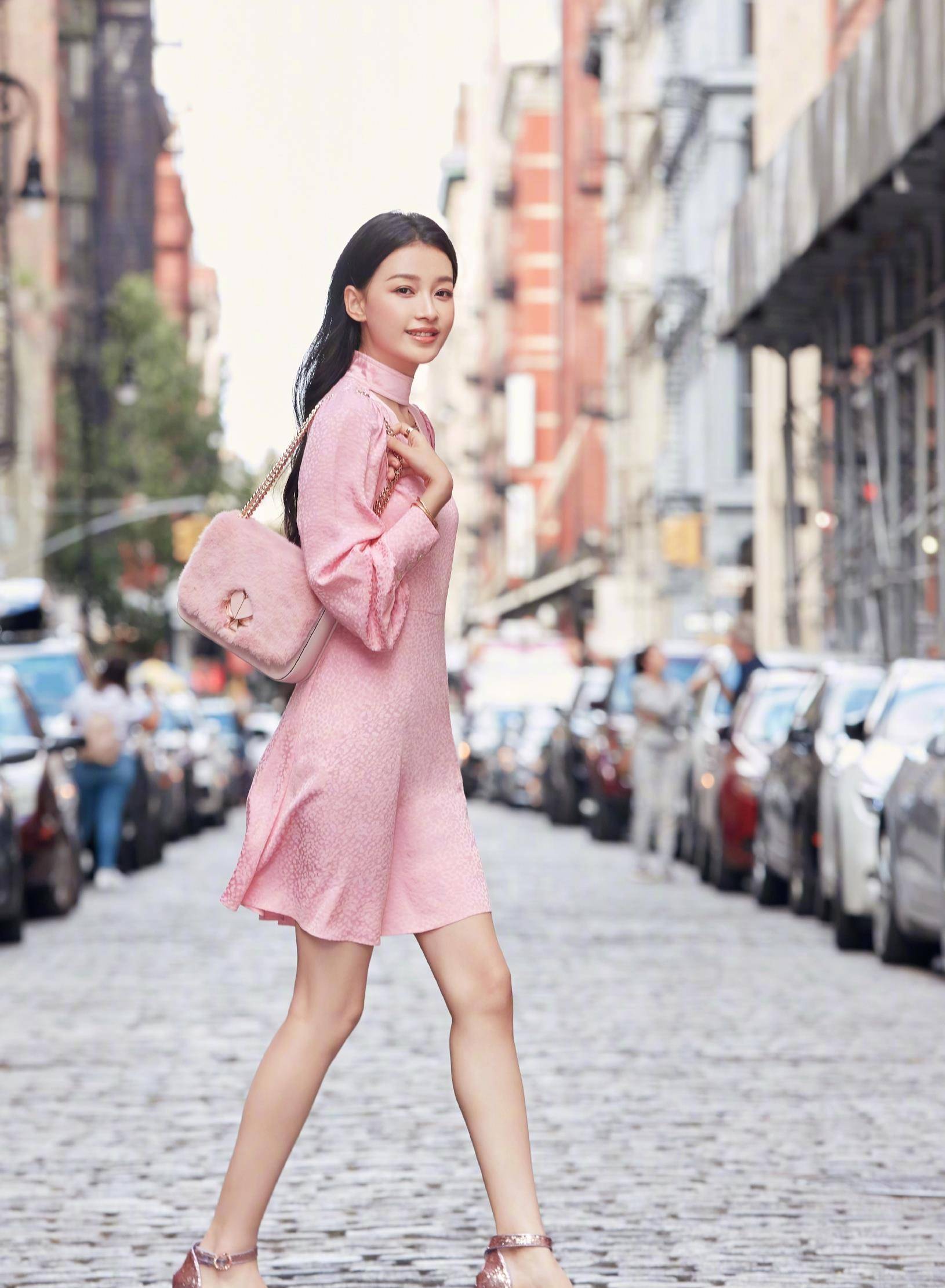 孙怡真不愧是"豪门儿媳",穿上大富大贵的丝绸套装,毫无违和感_少女