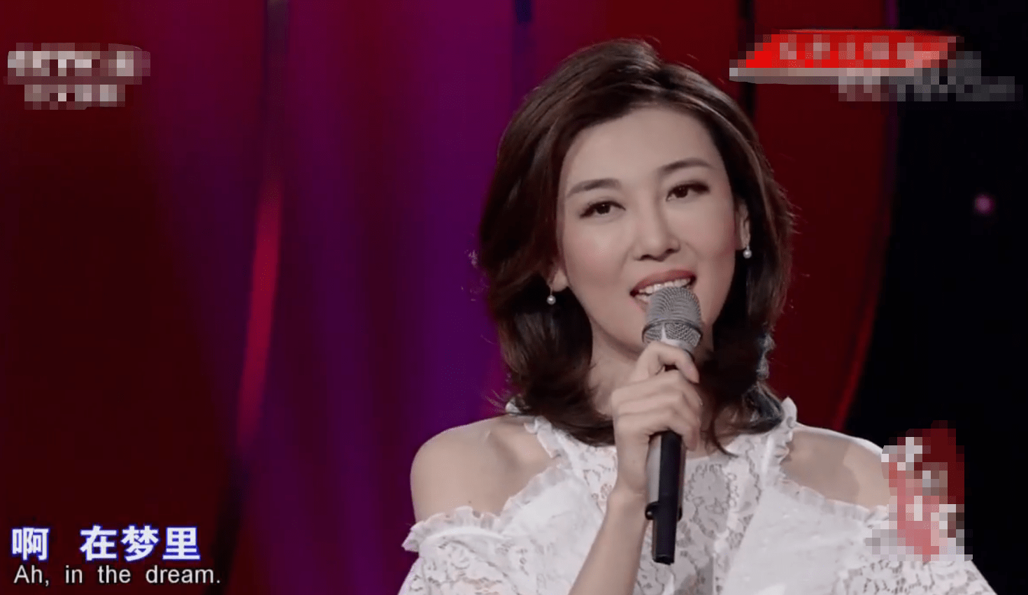 2019年9月,她又和同样作为央视国际频道的主持人吴鹏一起主持了央视