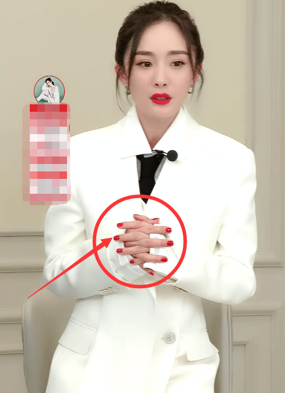 儿的,所以视觉上看着有一种流动的感觉,而每当杨幂手不做出一定姿势时