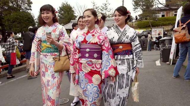 日本女人第一次来游玩，走在大街上不理解：男人为啥都这样？