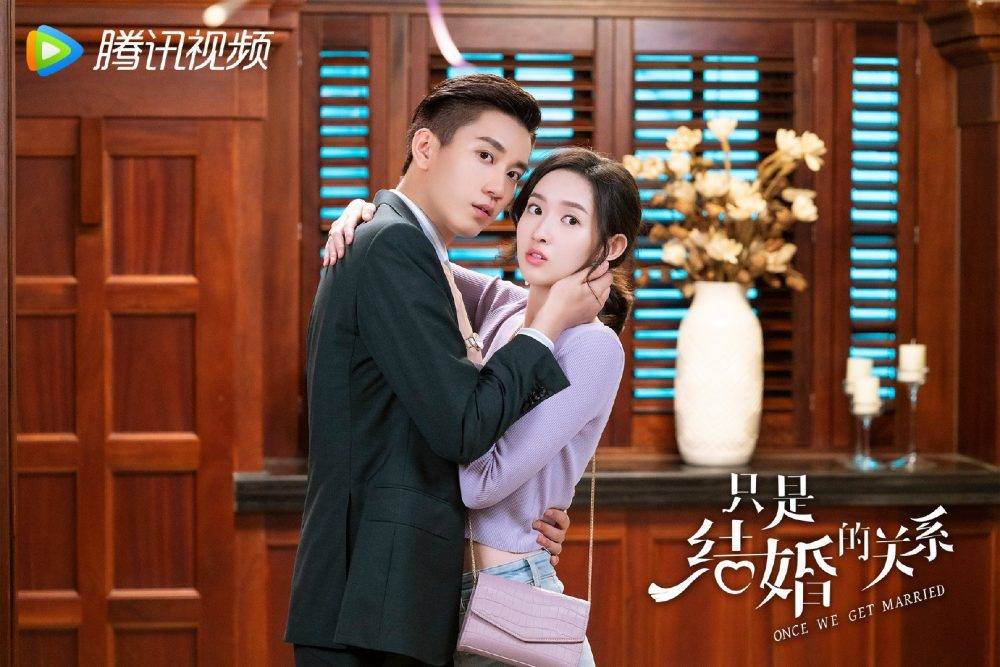 《闪婚总裁契约妻》,讲述因为高级婚纱的代理权而开启了契约婚姻的