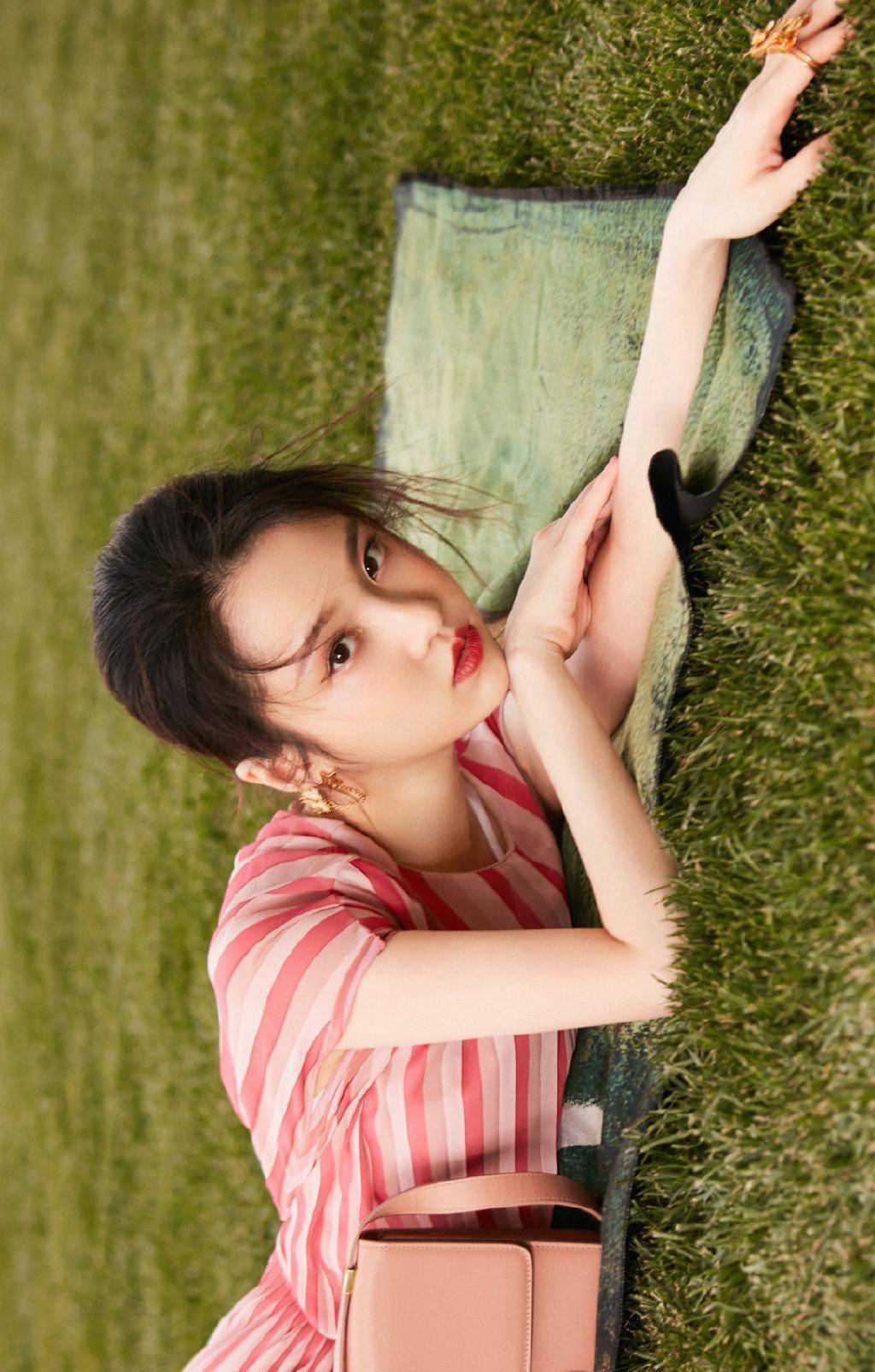 张慧雯粉色露肩裙配卷发,模样太清纯了_时尚_长相_漂亮