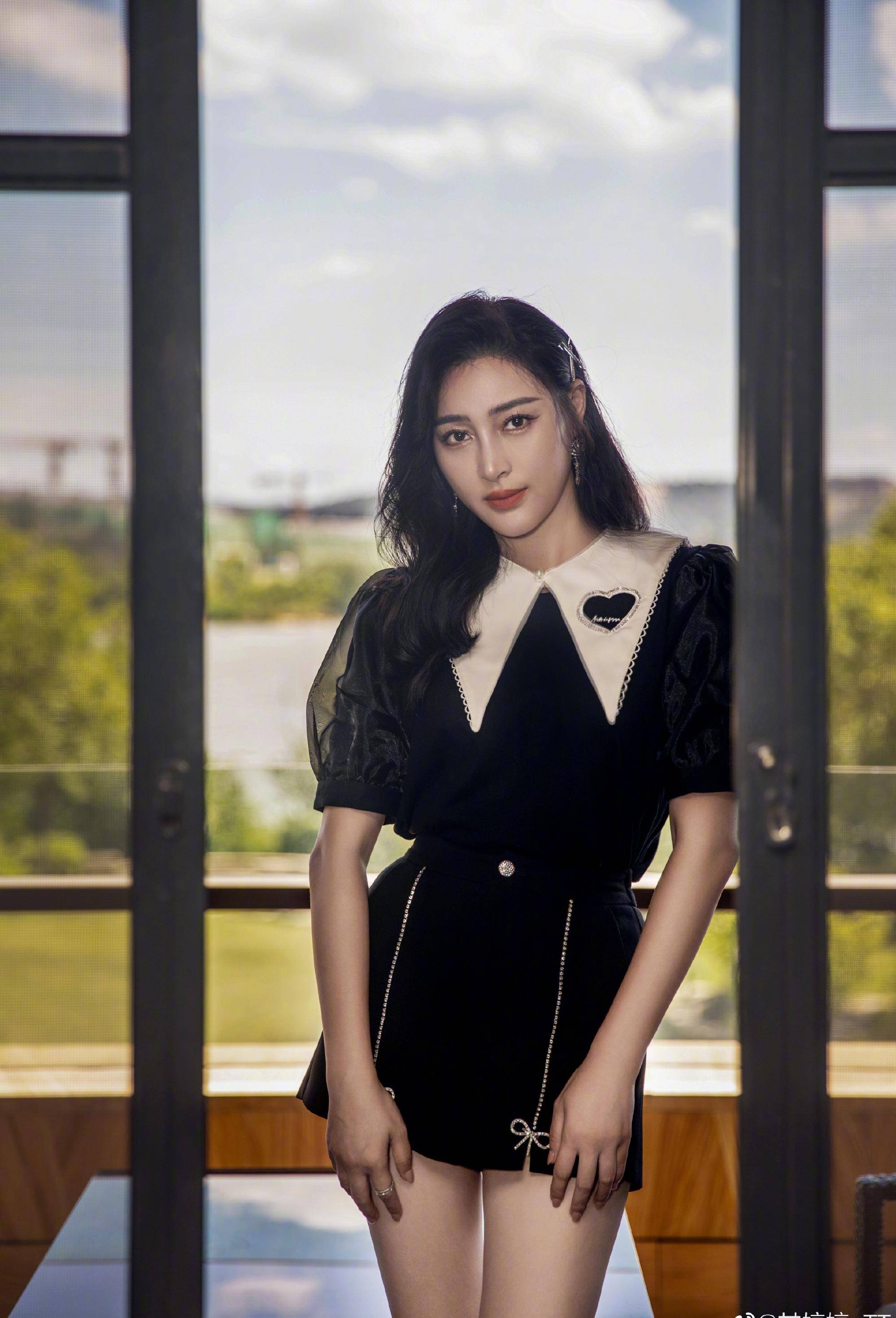 性感女星甘婷婷晒最新写真,黑色套装秀美腿,展现出冷艳的一面_角色