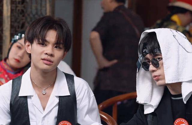 张颜齐王晨艺街头卖艺被保安赶走,下意识的反应引热议:活该你红_齐和