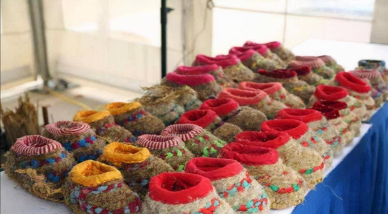 民国时,人们用芦花制作一种"特殊"的鞋,只可惜这手艺已失传了_芦苇