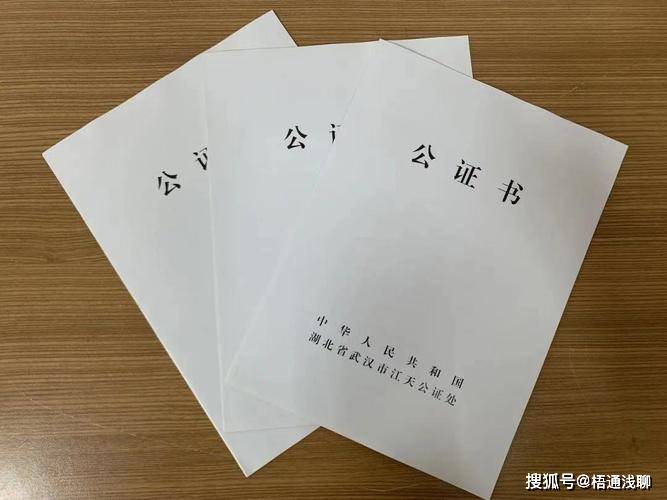经去世的存款人，亲属需要拿着相应的死亡证明，以及公证书等才能取款。像这种情况下，如果是用存折或存单办理的没有密码的定期存款，那么一般