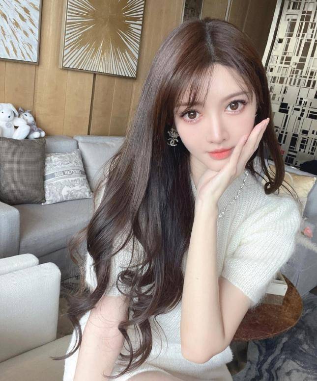 王鸥和ab还合影过有时像黄晓明前妻angelababy叶珂有着标准的网(p)红