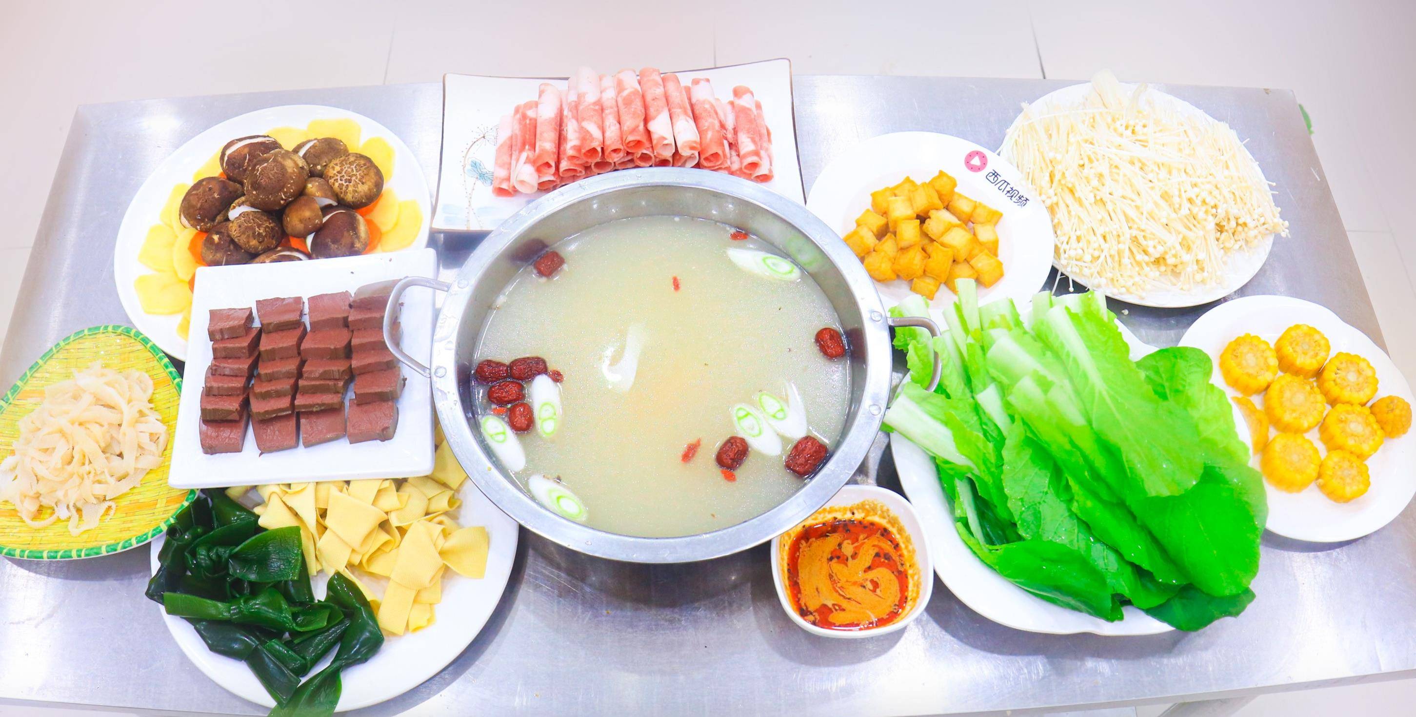 厨师长分享家庭版清汤火锅烹饪教程,详解如何熬清汤,太实用了_清水