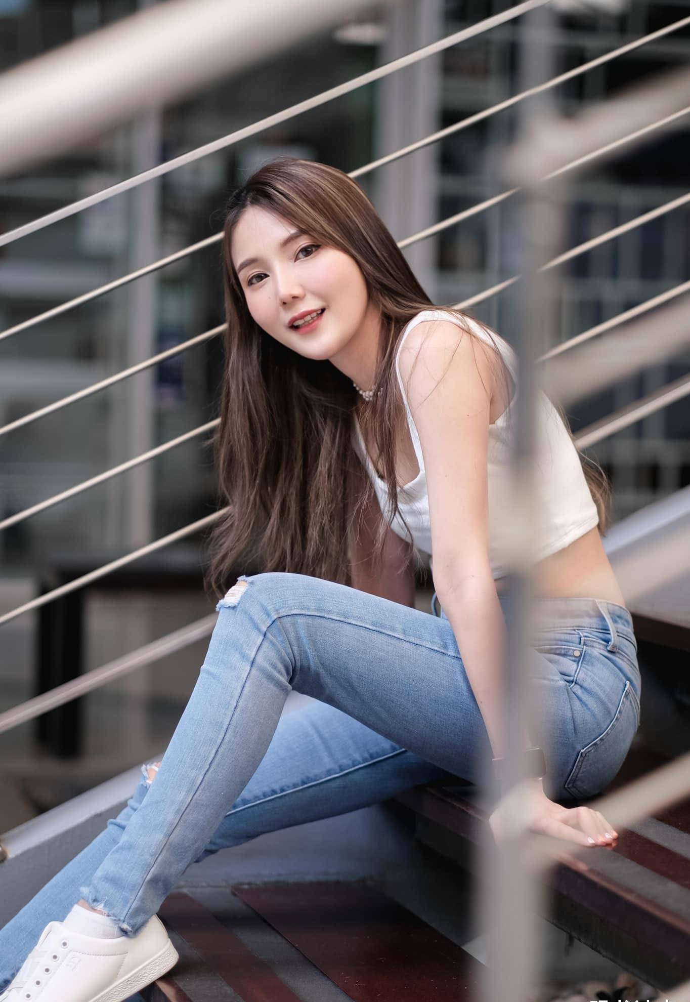 原创对有颜值有身材的女生来说简单的穿搭就能展现出迷人的魅力