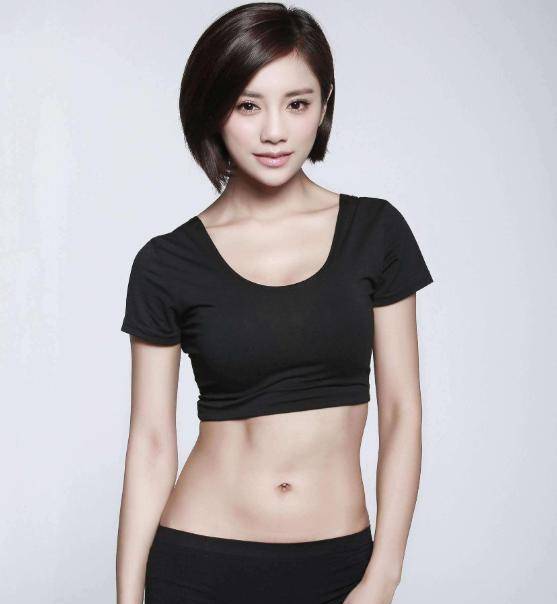 她凭舞蹈当上主持人,上节目少穿一件内衬,让65岁张国立不敢对视_伊一