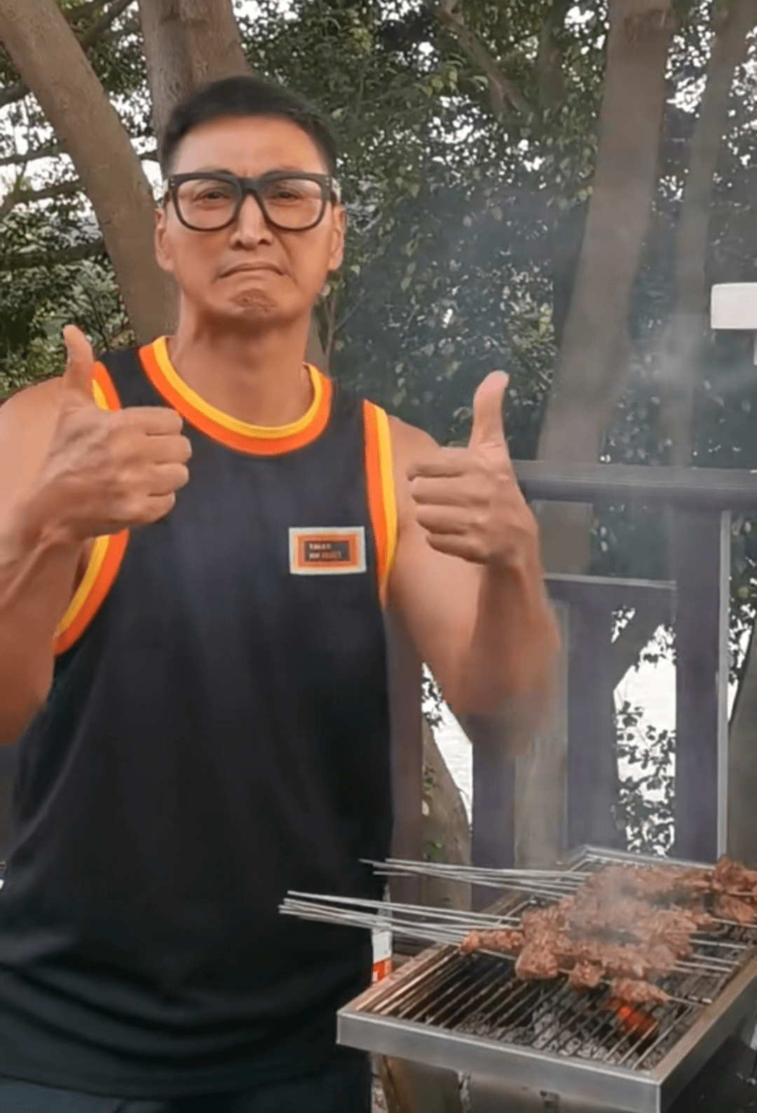 港星何家劲在广东摆摊卖烧烤,身材健硕黑到发亮,被烟熏得直咧嘴_展昭