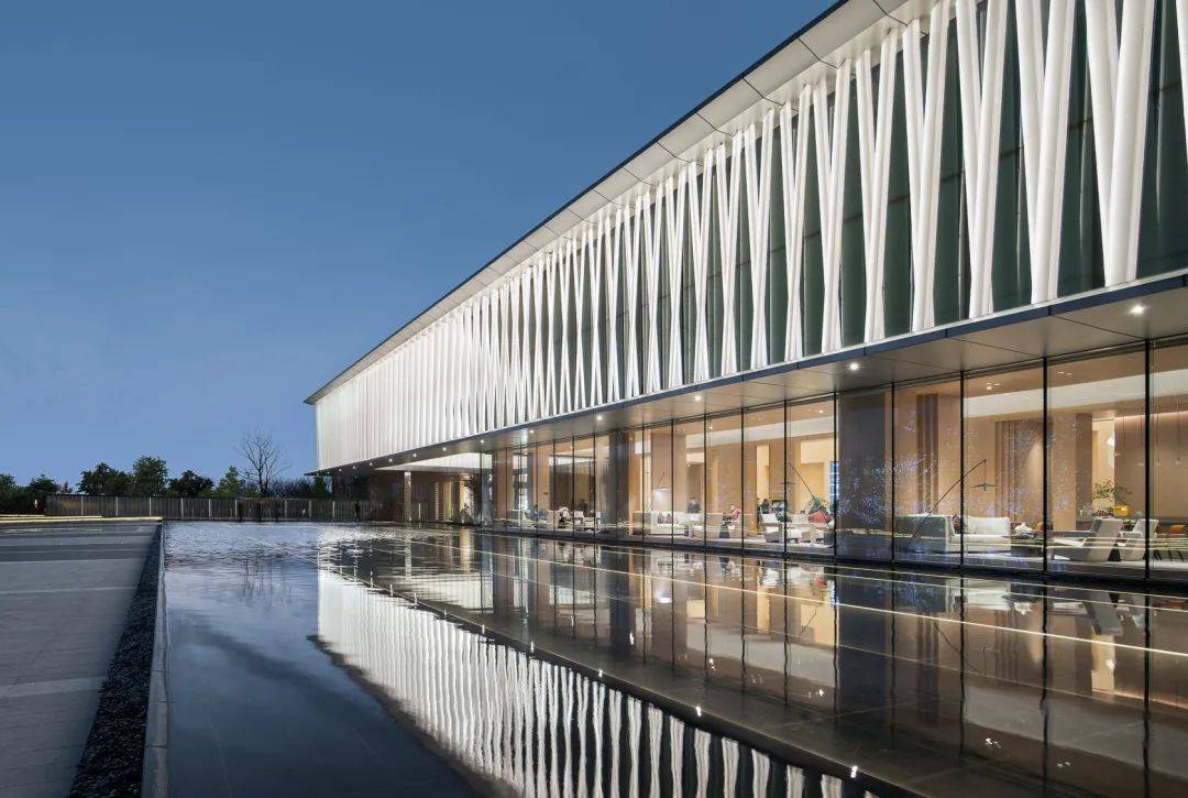 首层low-e玻璃幕墙模块,标准化板材安装方便,结合短边sgp玻璃肋的利用