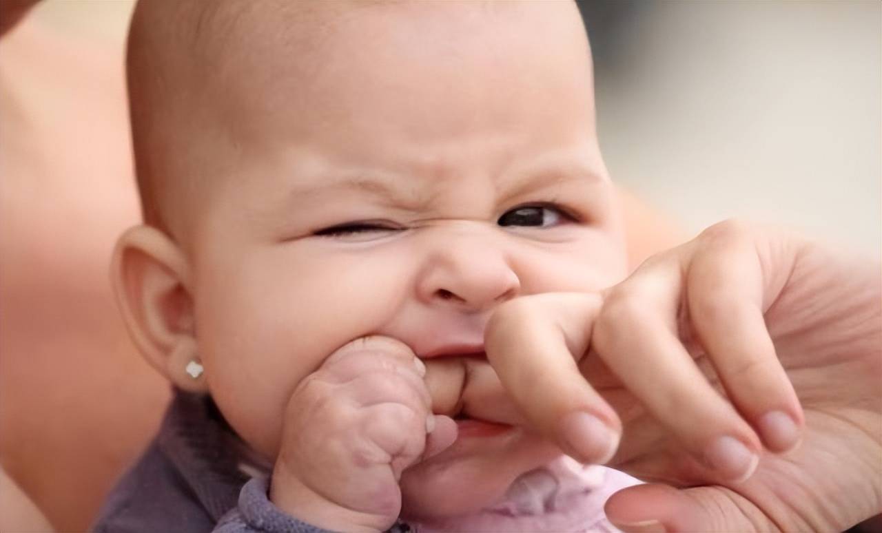 小宝宝爱咬人,可能是"事出有因",家长若处理不当,后果很严重_军军