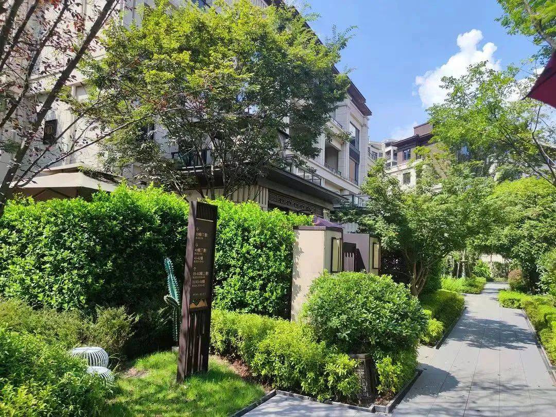 现在,海兰云天湖山壹号收官,只需要160万的总价,洋房的价格拥有一套