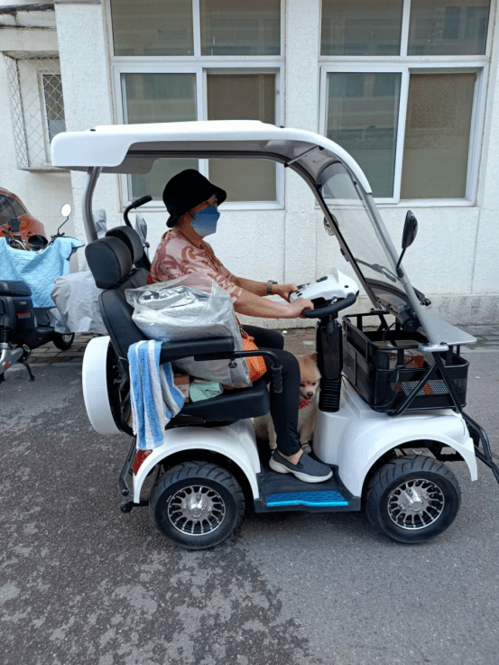 和美德小巴士双人电动代步车_杨女士_老人_母亲