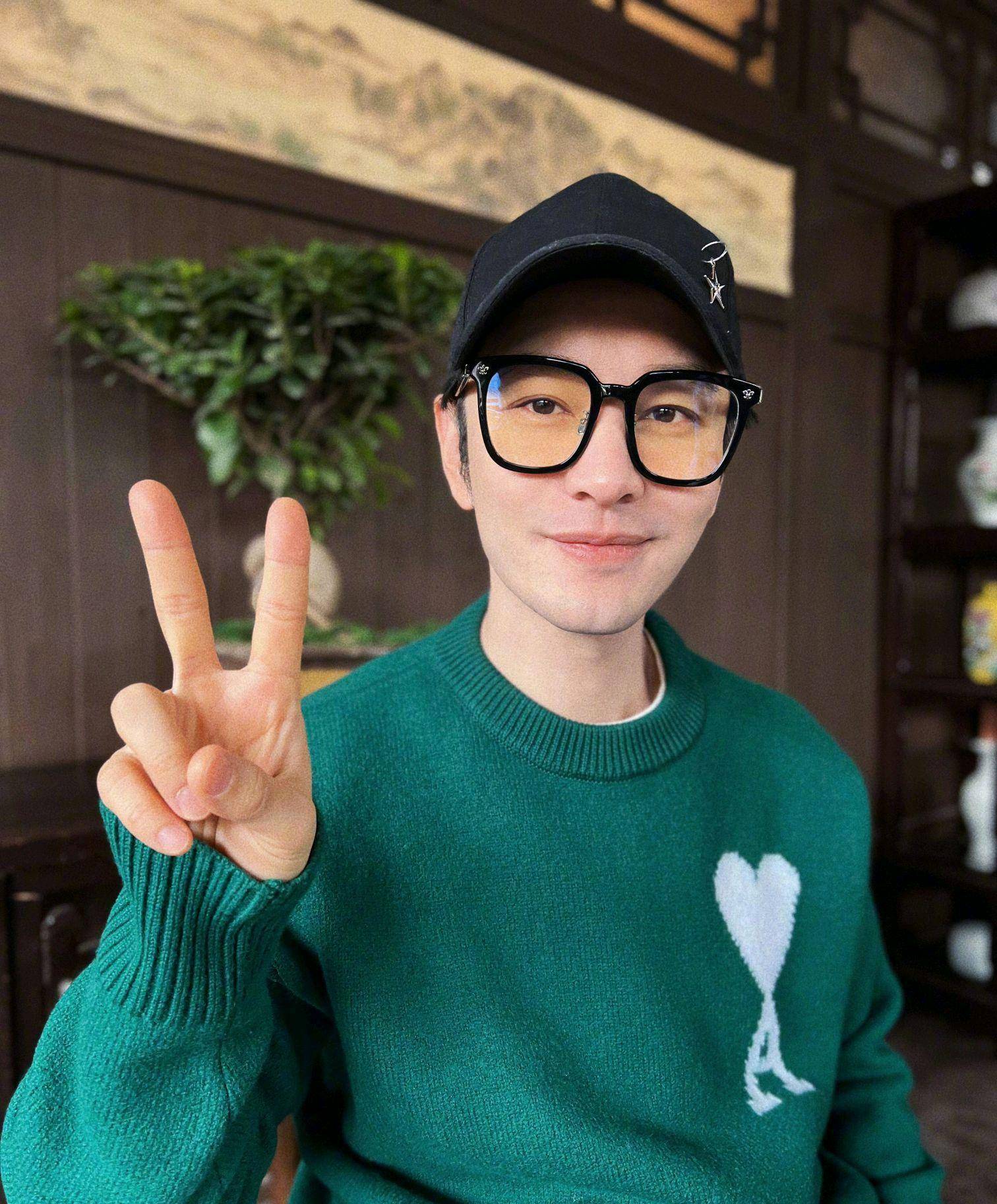 原创黄晓明发自拍被疑抠图绯闻女友身材堪比杨颖女方炒作痕迹明显