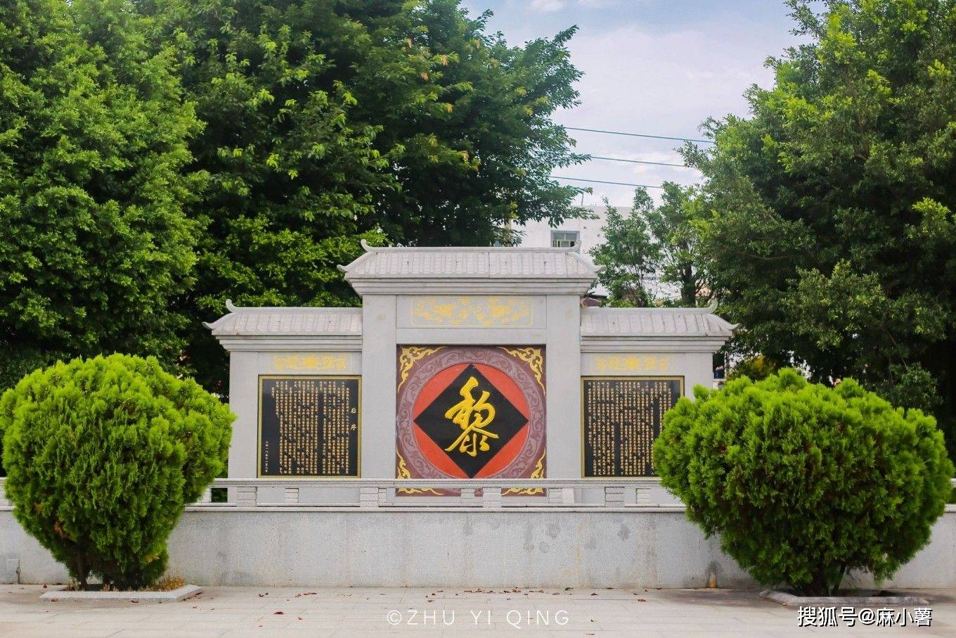 古巷中还有一座胡妃像,是珠玑巷人为怀念宋度宗胡氏嫔妃而建.