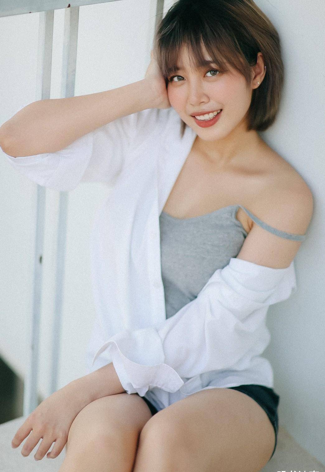 笑容甜美的短发女生,简约的夏日穿搭,给人可爱和时尚兼备的感觉