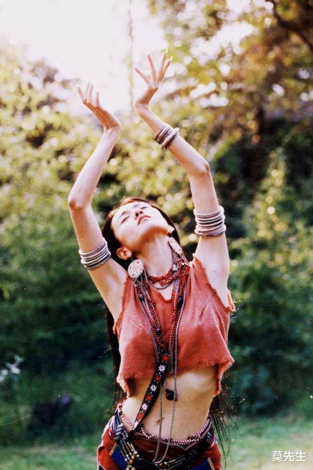 杨丽萍年轻时旧照被翻出,冯小刚赞她是精,今62岁的她气质犹在_舞台