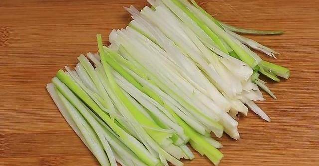 大厨教你家庭版凉拌大葱段做法,下饭开胃解油腻,1分钟学会_生活_步骤