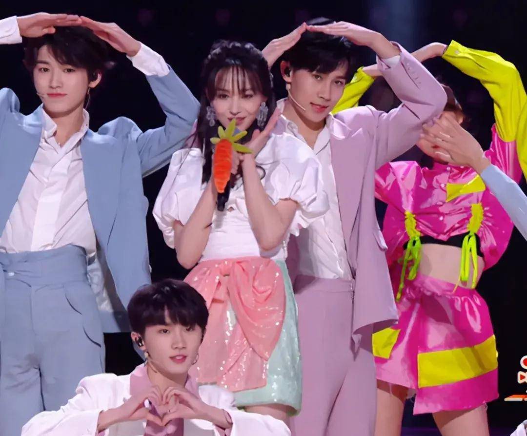 郑爽携手时代少年团带来《姐姐真漂亮》,郑爽今晚身穿白色白色泡泡袖