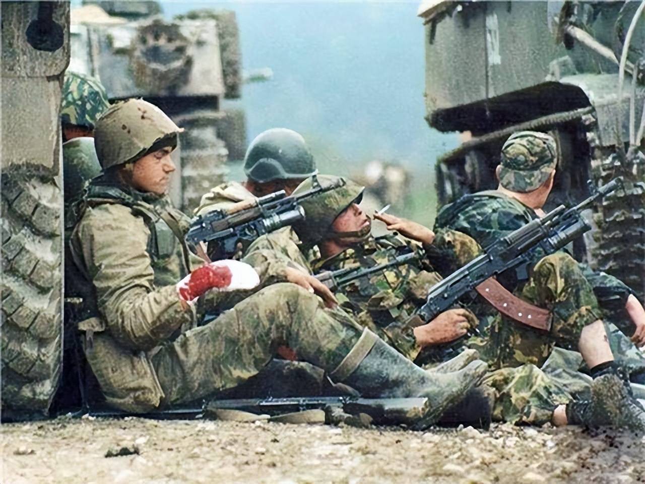 俄军中,出现了老头扛枪上战场?这跟俄罗斯的兵役制有关