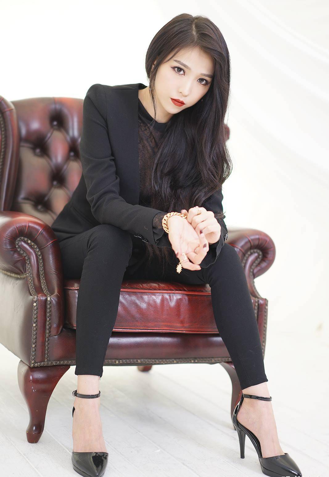 国外美女模特李恩惠,一身帅气的黑色西服穿搭,高冷的气场格外迷人