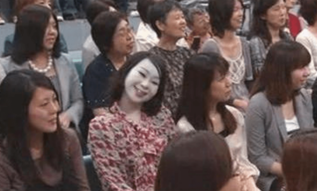 日本诡异歪头姐:脸色惨白,头和脖子弯成90度角,真实存在吗?