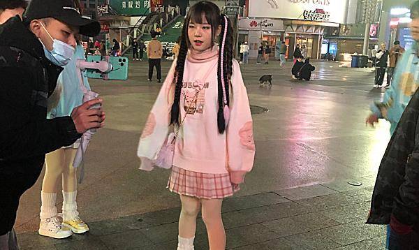 原创火线妹逛街被路人拦住拍照看到她的处理方式对颜值有自信