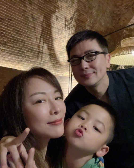 保剑锋庆与何珈好结婚13周年,透露与妻儿40多天没见,很想他们_老婆