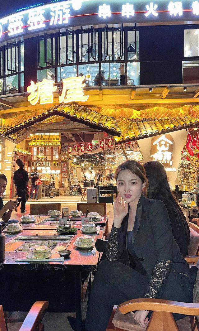 大家围坐在一起,边吃边聊,十分的开心,而身穿标志性西服套装的王钟瑶