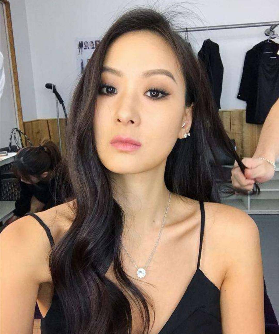 她曾一晚赚13亿,15岁倒追富商老公,今与老公神似"父女"_孙芸芸_豪门