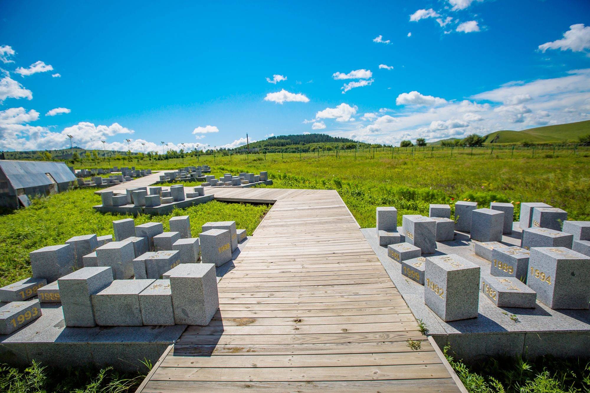 原创内蒙古兴安盟旅游雄伟壮观的国门景区吸引了众多游客前来打卡