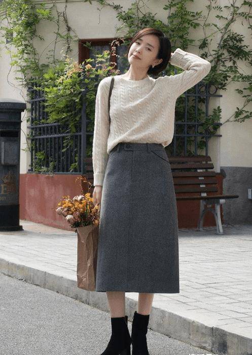 40岁女人春季要穿得随性,给你分享几套洋气穿搭,打造出女神范_毛衣