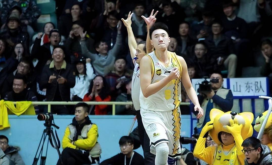 cba太子爷李京龙,精湛的远投三分,用实力摆脱父亲的光环_主教练_广厦