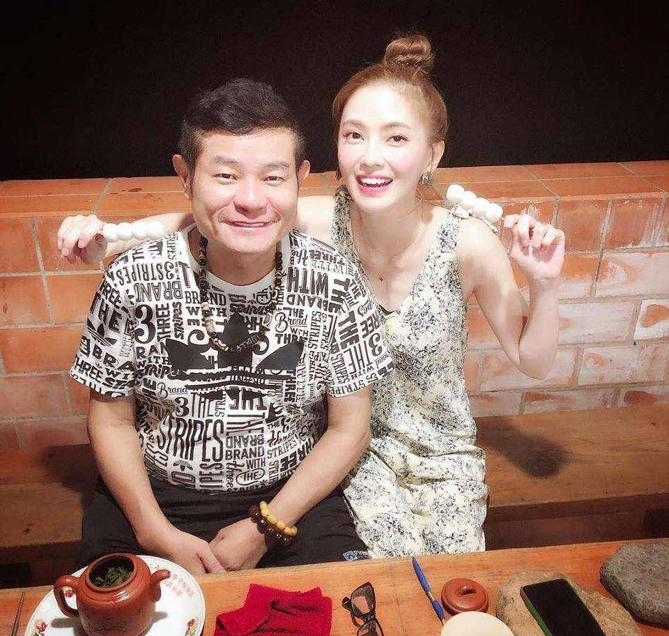 59岁男星娶小24岁娇妻,自认运气好,女方想拼三胎男方担惊受怕_许效舜