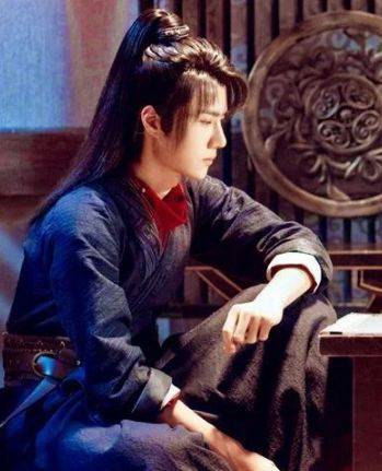 肖战穿黑色古装就很帅了,但看到王一博穿上时,才知什么叫做帅气