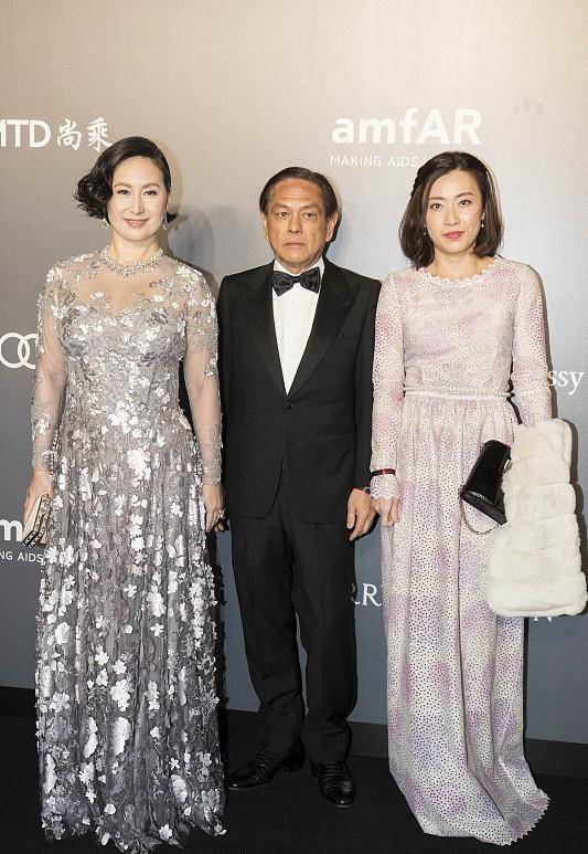 何超琼和他拍合照,两个人穿的都很优雅,一个贵气一个温柔_服装_裙子