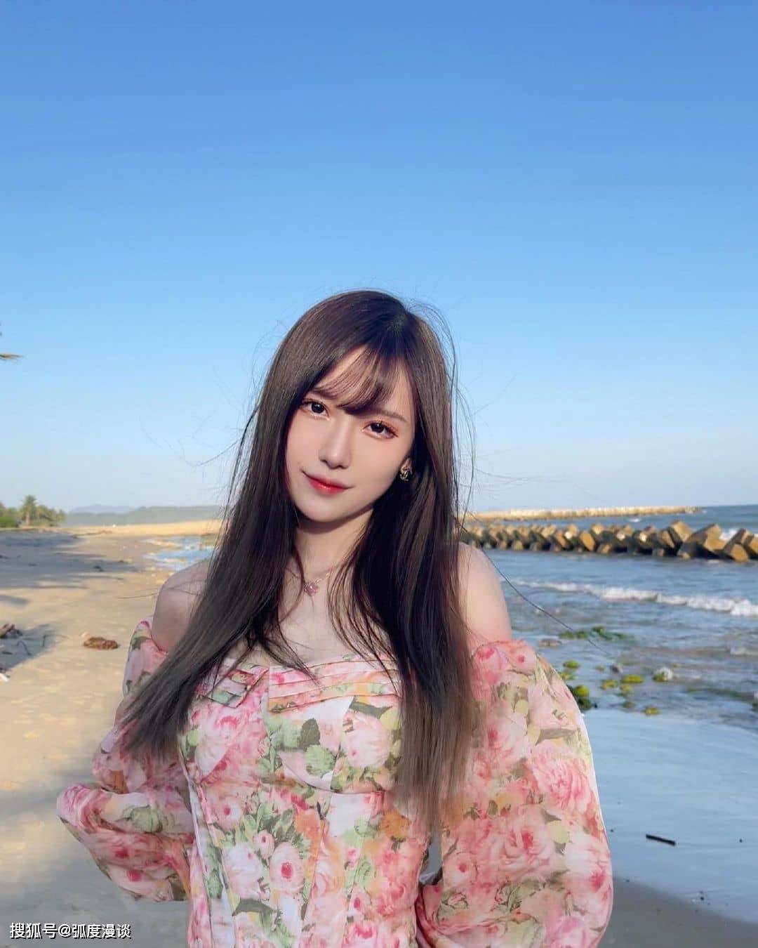 腐团儿ikaros颜值逆天镜头一拉远全身上下都是看点