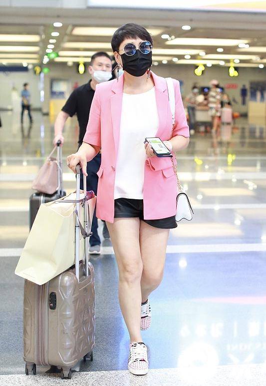 不服老,粉红西装配白t恤 黑色短裤,清爽时尚显年轻_白色_大姐_身材