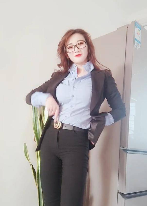 原创黑框眼镜的制服美女穿出知性美却不失清新