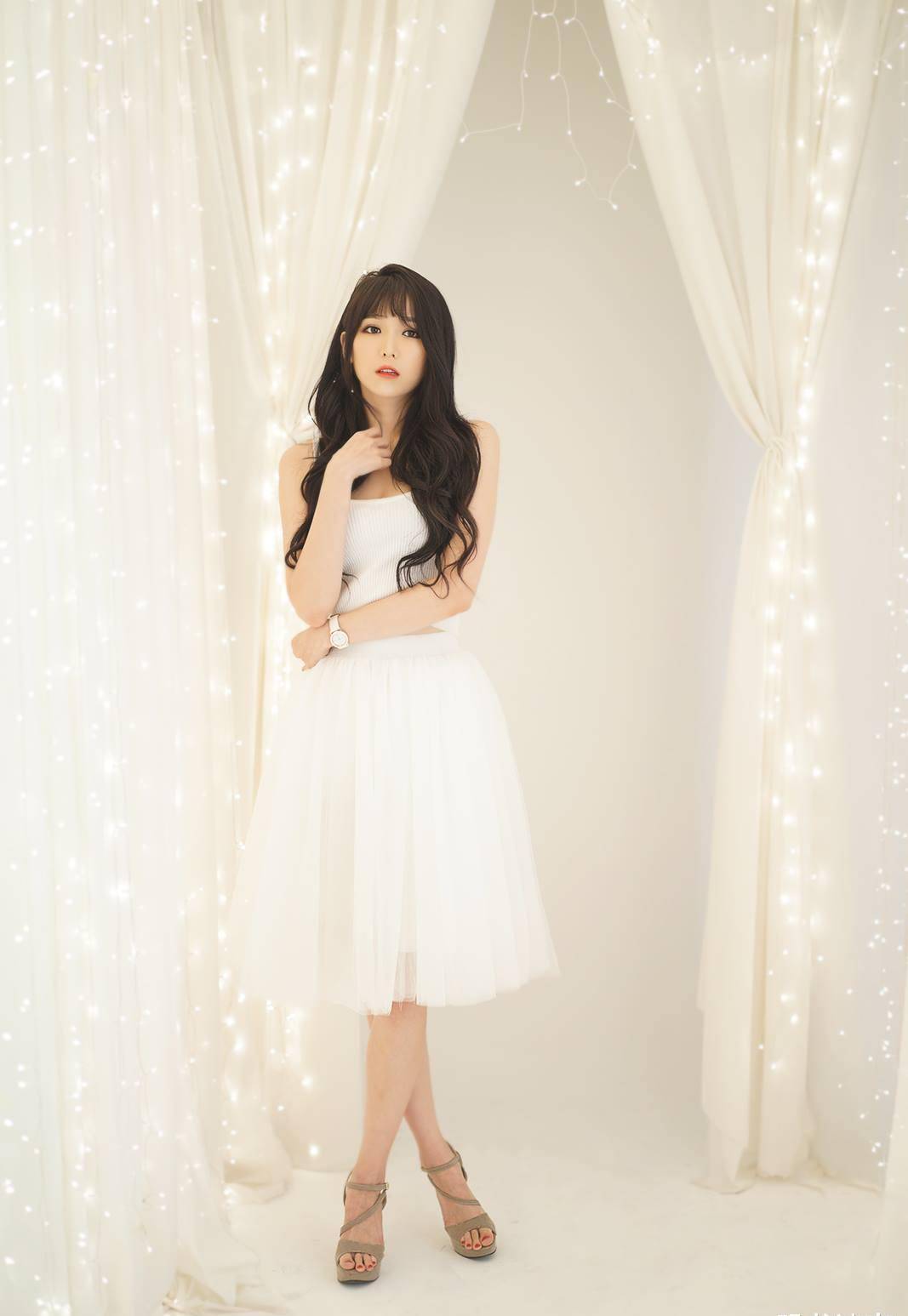 国外模特李恩惠,穿着洁白的裙装,身处荧光灯中,温柔婉约很动人_脸蛋