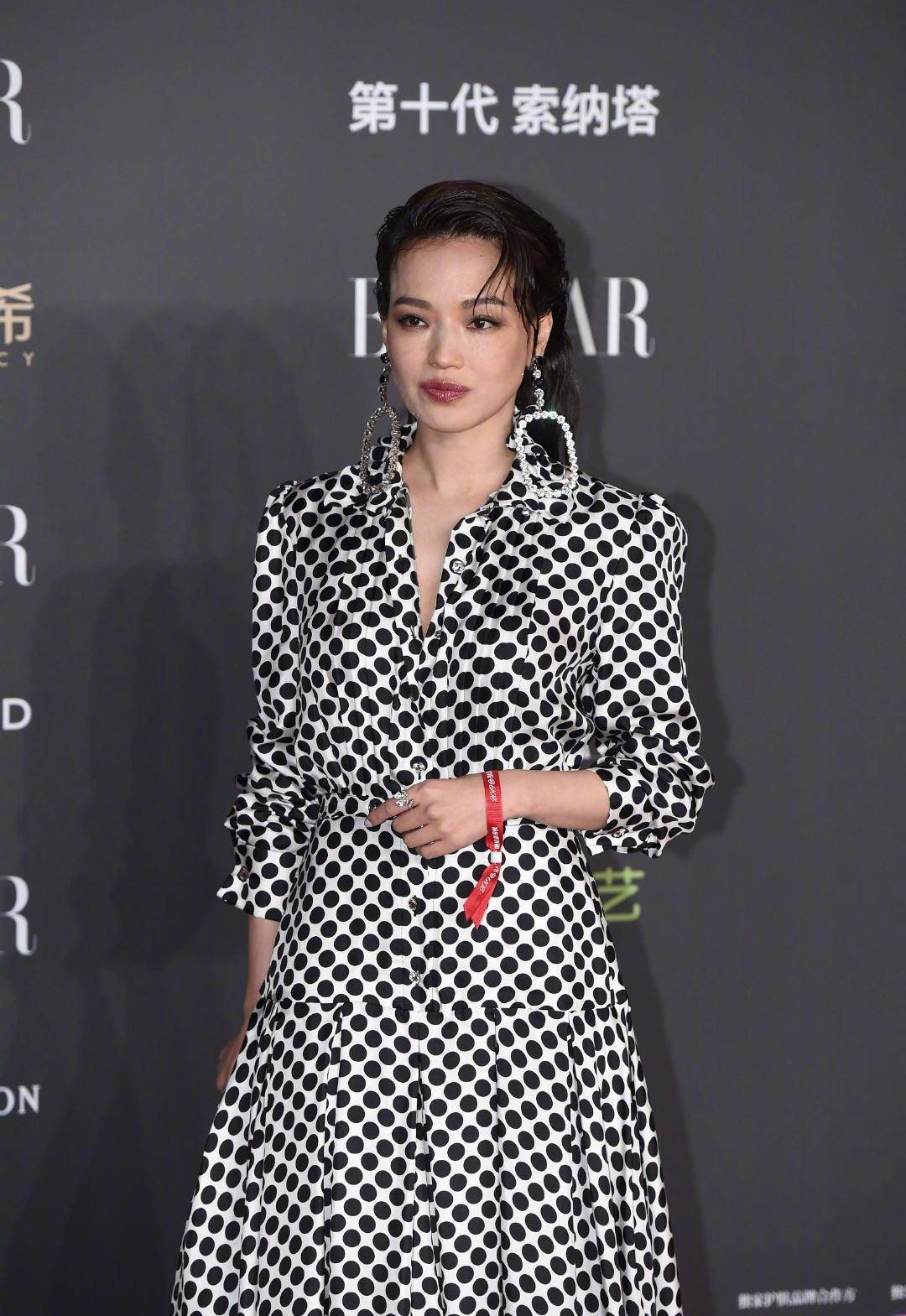 舒淇最新大片释出,穿红色大衣故意半裸香肩,"鲶鱼长相"太高级_身材