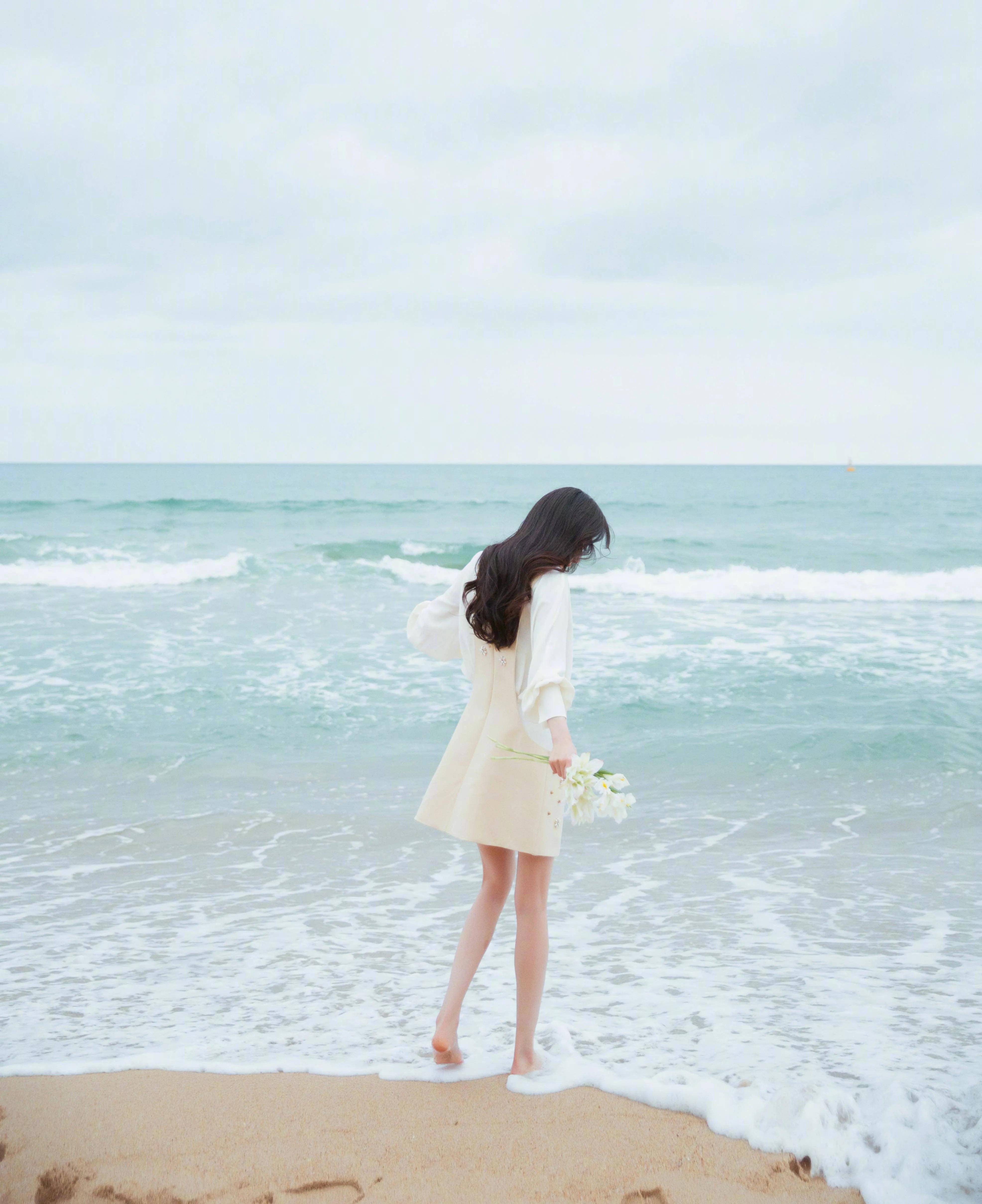 杨幂海边写真,画面唯美动人_大海_向前走_波浪