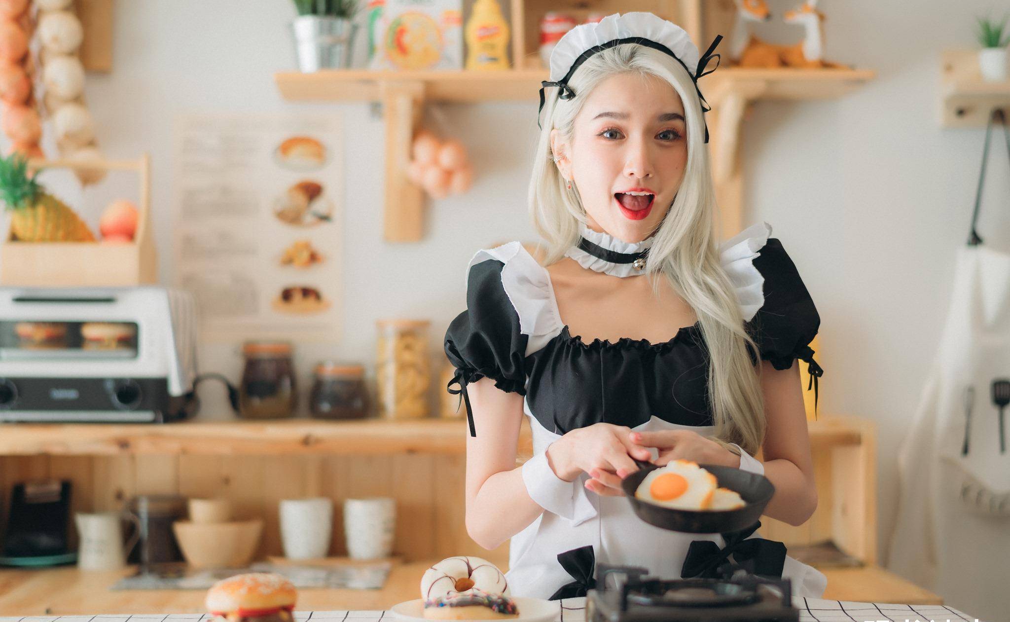 穿女仆装的青春美少女,绝美的颜值,动人的眼神,宅男看了会很心动_不