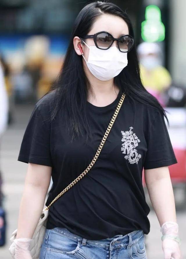 黑色长发女人味十足身材略微有些发福的秦海璐,的确会给人一种视觉上