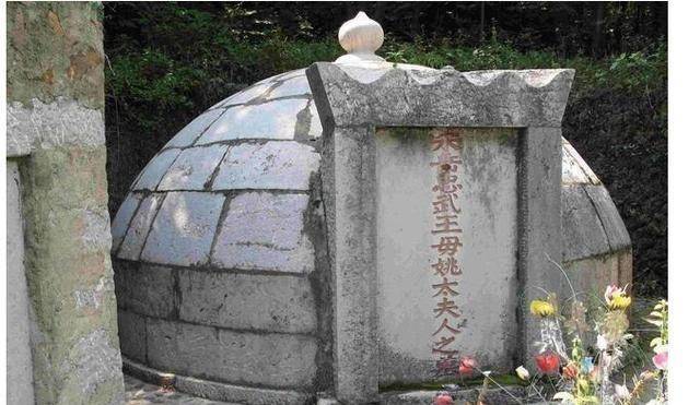 2005年6月,江西九江市为申报岳母墓为全国重点文物保护单位,重修毁坏