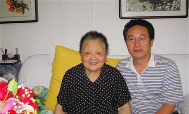 1934年吉鸿昌牺牲,妻子装疯保护儿女,隐姓埋名多年后子女皆成才_胡