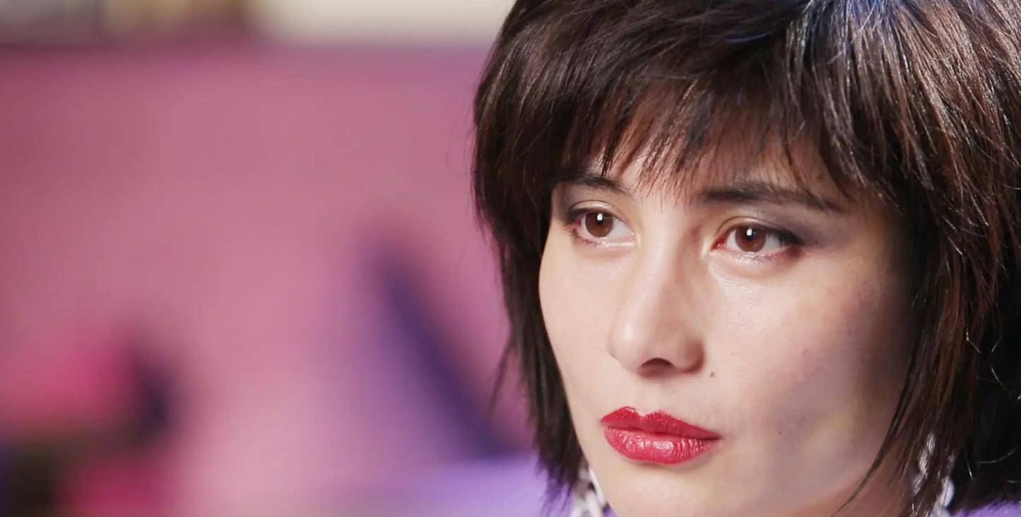 1999年何超仪凭借《紫雨风暴》,获得36届台湾电影金马奖最佳女配角.